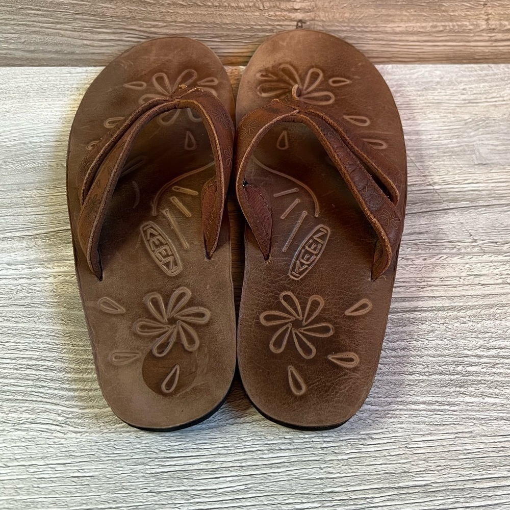 Keen brown leather floral etched flip flops size 7 - Picture 7 of 10
